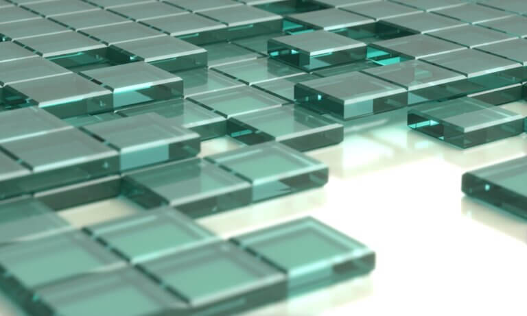 Ein Glasmosaik liegt auf einem weißen Untergrund.