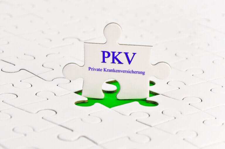 weißes Puzzle mit einem ausgelösten teil mit der Aufschrift PKV