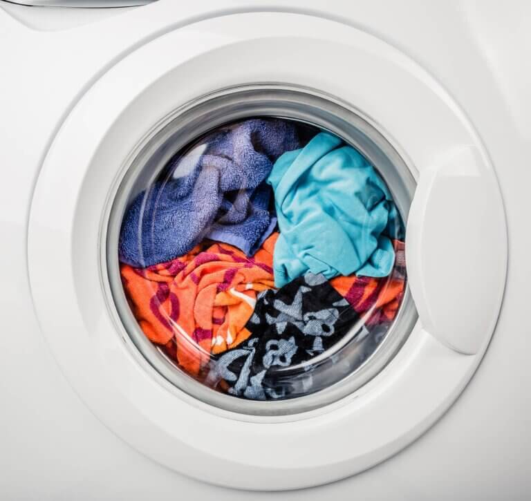 Waschmaschine gefüllt mit Wäsche