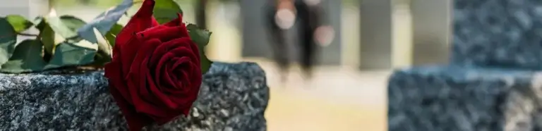 Bestattungsvorsorge Bremen | rote Rose liegt auf Grabstein