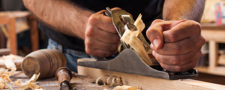 Bestattungsvorsorge in Hildesheim | Tischler bearbeitet Holz