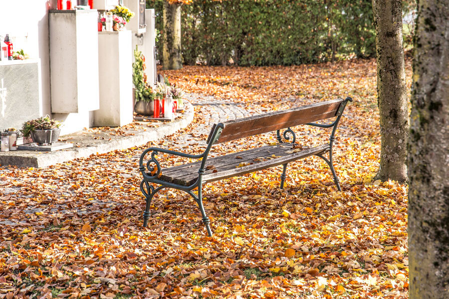 Bestattungsvorsorge in Hildesheim | Bank vor Grab