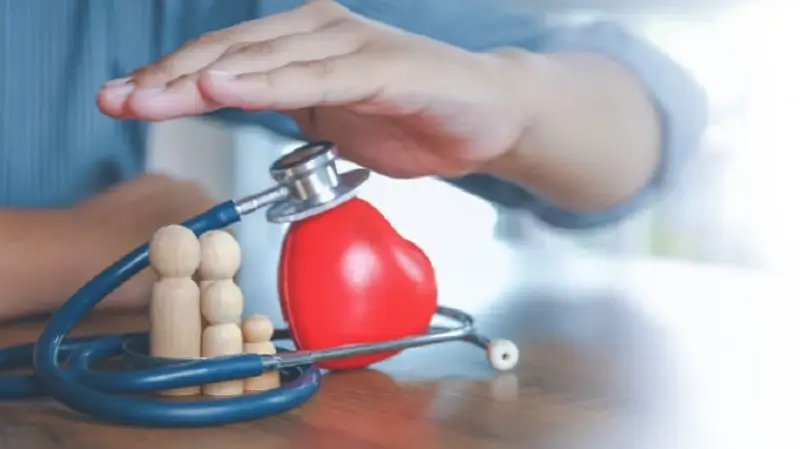 Gesundheitsvorsorge Private Krankenversicherung Augsburg | Stethoskop hört Herz-Modell ab