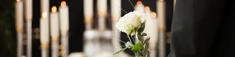 Bestattungsvorsorge Verden | Trauergast mit Rose