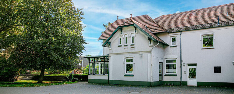 Tierarzt im Kreis Schleswig-Rendsburg | Im historischen Praxisgebäude finden Tierhalter und ihre Vierbeiner eine vertrauensvolle Anlaufstelle mit modernem medizinischem Standard in ruhiger Umgebung