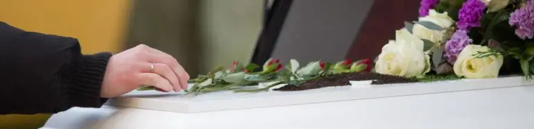 Bestattungsvorsorge in Ueckermünde | Blumen auf Sarg