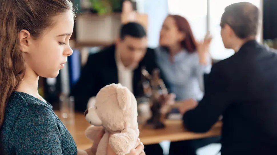 Familienrecht Uslar 2 Familienrecht Uslar | Szene beim Scheidungsanwalt, im Fokus trauriges Kind