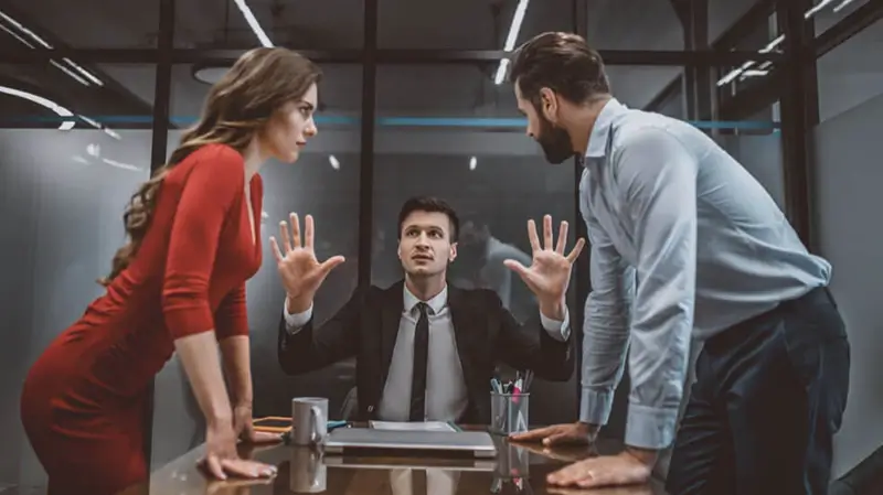 Lawyer trying to stop the argument between spouses Mediation Ulm | Mediator versucht Streit bei Ehepaar zu stoppen