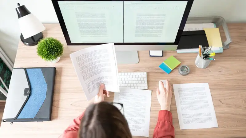 Übersetzungen Schwerin | Übersetzerin arbeitet an einem Dokument