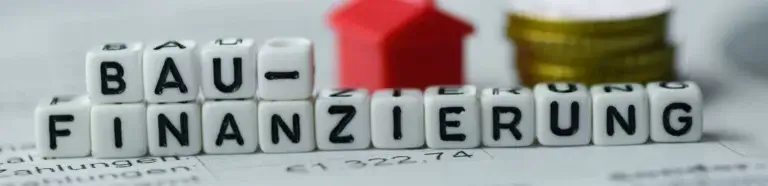 Baufinanzierung Oyten | Schriftzug aus Würfeln "Bau-Finanzierung"