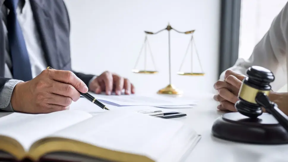 Consultation and conference of professional businesswoman and Male lawyers working and discussion having at law firm in office. Concepts of law, Judge gavel with scales of justice Erbrecht Steinheim | Gespräch beim Anwalt mit Richterhammer und Waage