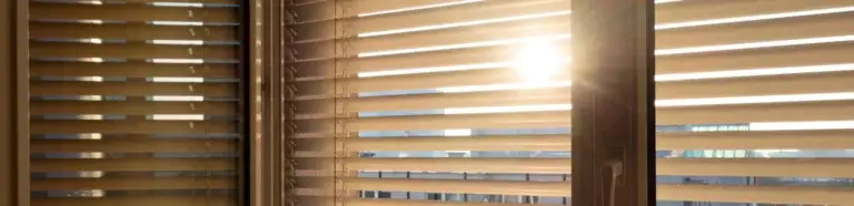 Sonnenschutzsysteme Stafstedt | Sonne scheint durch Halbgeöffnete Rollladen