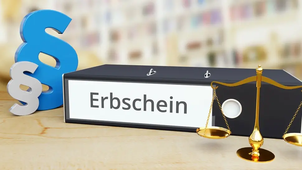 Erbschein – Gesetz/Recht. Ordner auf Schreibtisch mit Beschriftung neben Paragraf und Waage. Anwalt Erbrecht Steinheim | Ordner Erbschein,  plastische Modelle Paragraphen, Waage