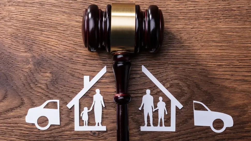 Familienrecht in Großenkneten 1 Familienrecht Großenkneten | Richterhammer zwischen Haus, Familie, Auto; alles halbiert