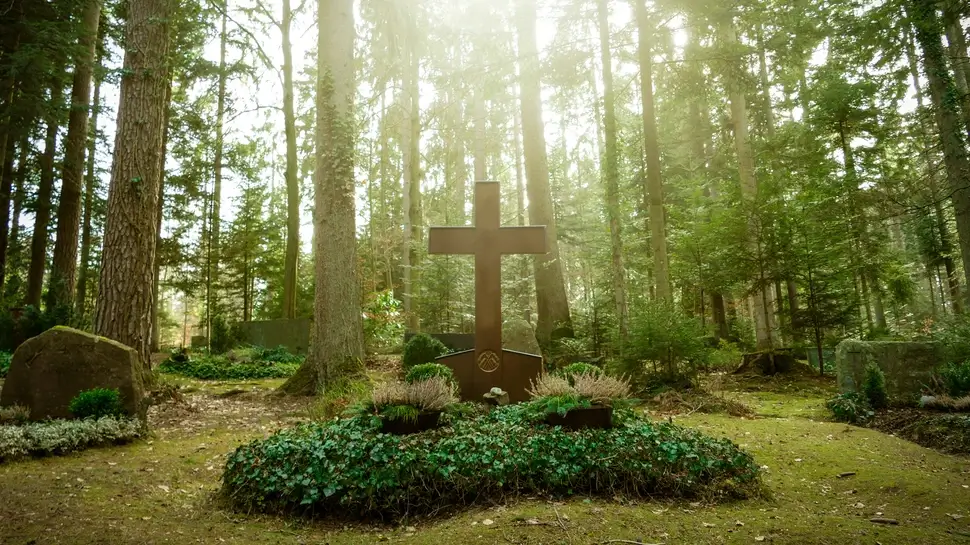 Waldbestattung Wachtberg | Grab mit Kreuz auf Friedhof