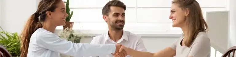 Mediation Ulm | Handschlag 2 Frauen, Mediator im Hintergrund