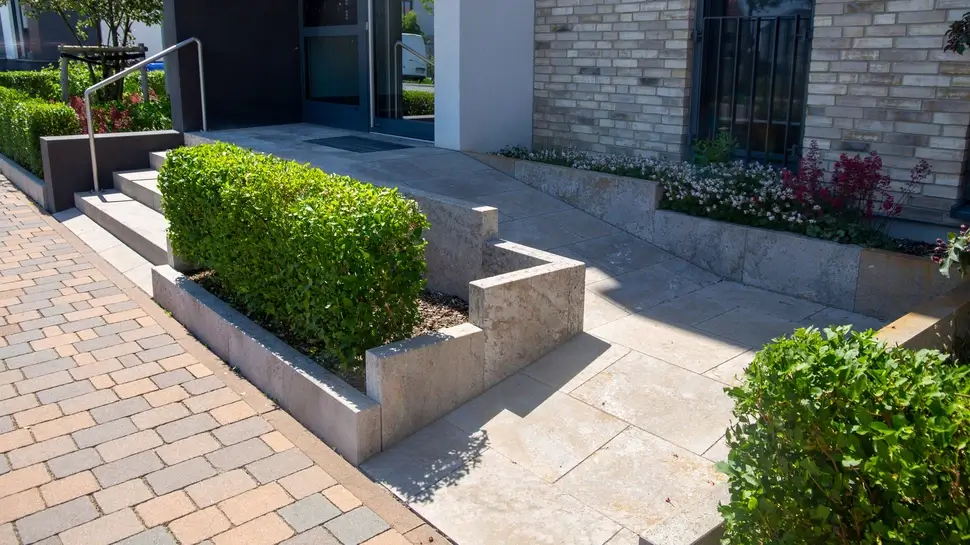 Wohnhauszugang mit barrierefreier Rollstuhlrampe Barrierefreies Bauen in Uslar |  Treppenaufgang mit Rampe