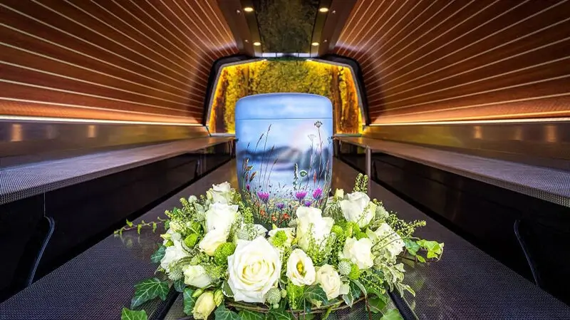 Bestatter Garding | Urne mit Blumen Bestatter Garding | Urne mit Blumen in Leichenwagen