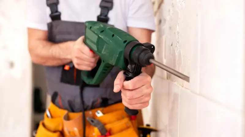 Close up of removing kitchen tiles 228097274 Bausanierung Gronau | Bauarbeiter entfernt Kacheln