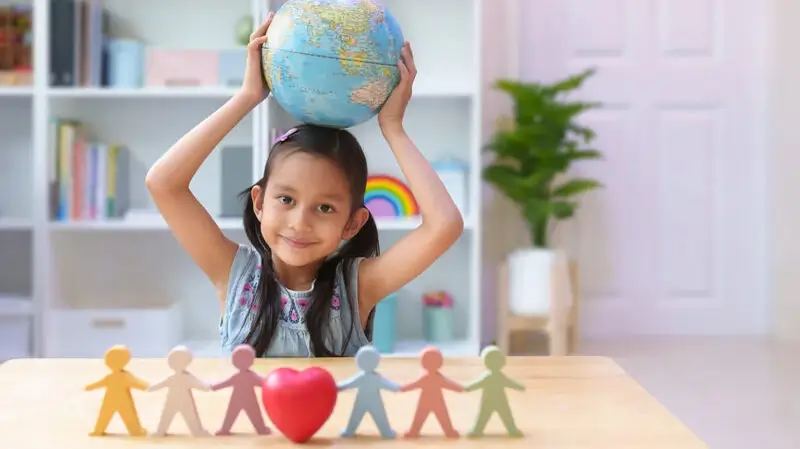 Bilinguale Erziehung Hamburg | Mädchen hält Globus in der Hand Bilinguale Erziehung Hamburg | Mädchen hält Globus in der Hand