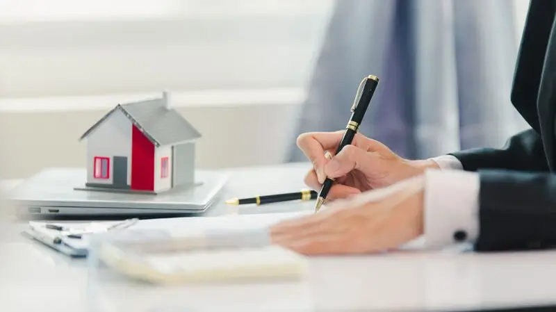 Immobilienmakler Malente | Immobilienmakler unterschreibt Vertrag Immobilienmakler Malente | Immobilienmakler unterschreibt Vertrag