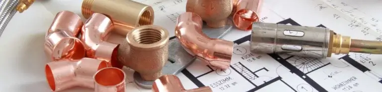 Heizung und Sanitär Gera | Kupferrohre und Schweißgerät auf Bauplan