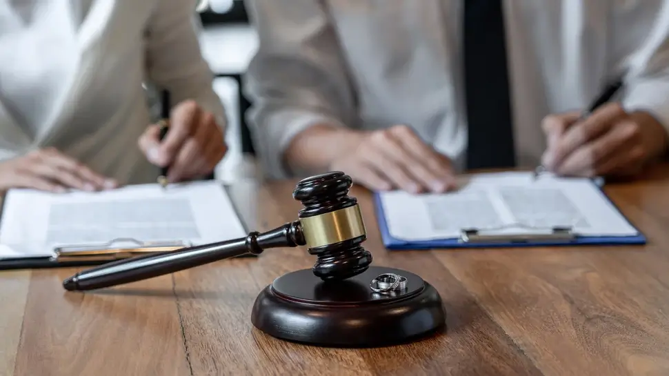 Familienrecht Ritterhude 1 Familienrecht Ritterhude | Eheringe beim Richterhammer, Ehepaar unterschreibt Verträge