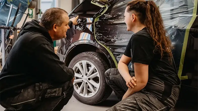 Professionelle Lack- und Karosseriearbeiten Lüneburg Professionelle Lack- und Karosseriearbeiten Lüneburg | Erläuterungen am Auto