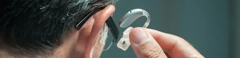 Hörgeräte Neuenhaus | Nahaufnahme Hörgerät beim Ohr