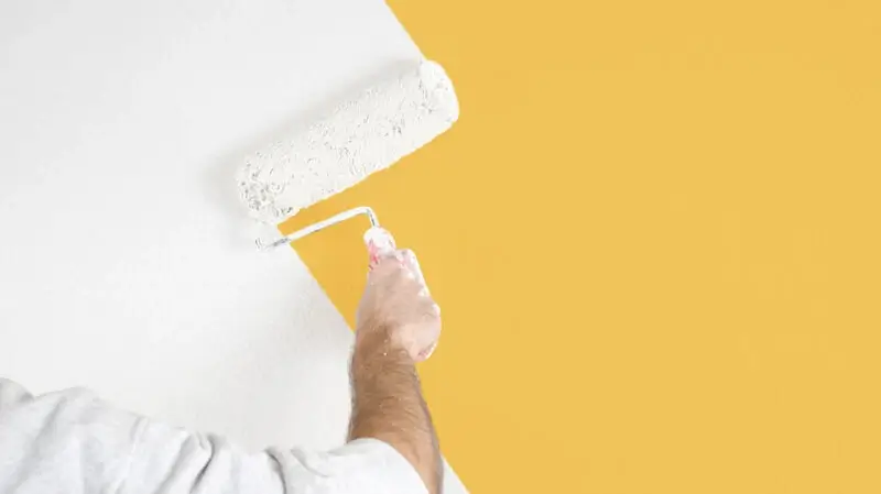 Maler Lüneburg | Maler streicht Wand weiß Maler Lüneburg | Maler streicht Wand weiß