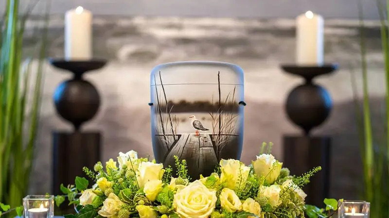 Bestatter Garding | Urne Bestatter Garding | Urne mit Steg und Möwe