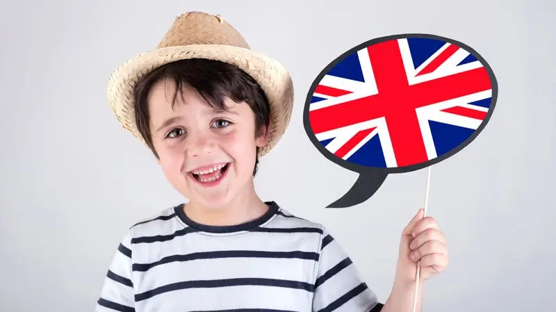 Bilinguale Erziehung Hamburg | Junge hält Schild mit Flagge von Großbritannien Bilinguale Erziehung Hamburg | Junge hält Schild mit Flagge von Großbritannien
