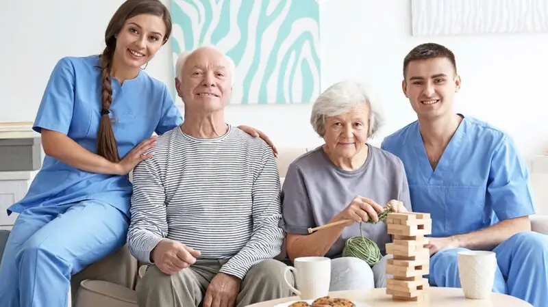 Seniorenresidenz Seniorenresidenz Itzehoe | Pflegekräfte betreuen Senioren