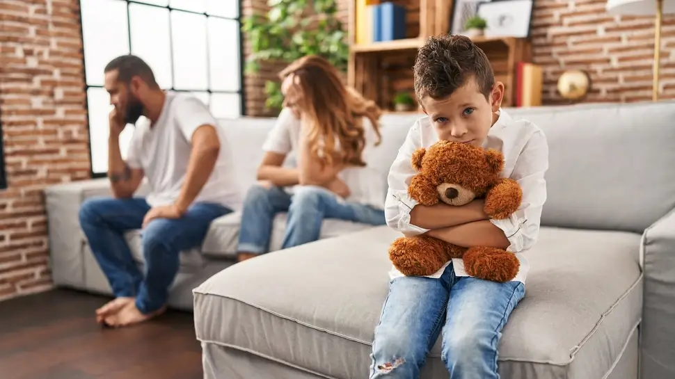 Familienrecht Oyten 2 Familienrecht Oyten | Ehestreit auf Couch, vorne trauriges Kind