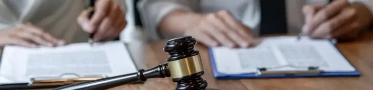 Familienrecht Oyten | Richterhammer, dahinter werden Verträge unterzeichnet