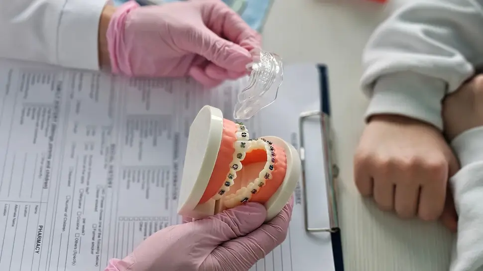 Dental explaining braces and oral care with a model during a consultation Kieferorthopädin Lübeck | 
Patientenaufklärung mit Gebiss- und Klarsichtmodell