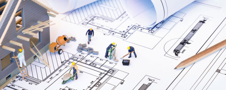 Barrierefreies Bauen Glückstadt | Modell-Bauarbeiter und -Haus auf Bauplänen