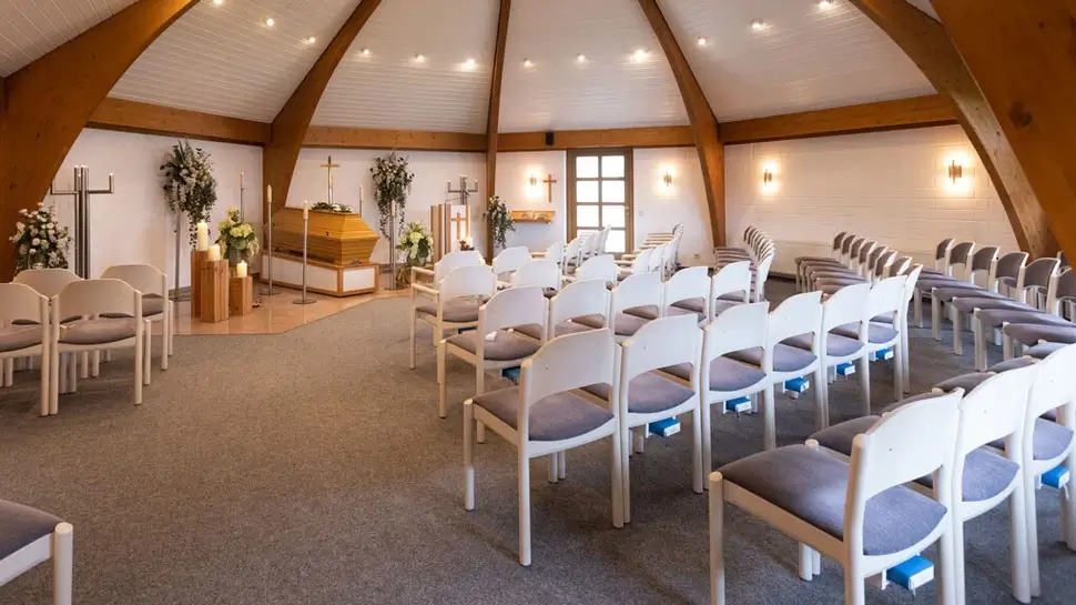 Bestattungsvorsorge Kaltenkirchen | Trauerhalle mit Sarg Bestattungsvorsorge Kaltenkirchen | Trauerhalle mit Sarg