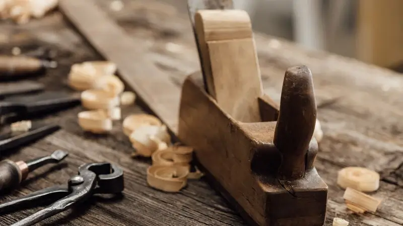 Tischlerei Itzehoe | Tischlerarbeiten Tischlerei Itzehoe | Hobel, weitere Tischlerwerkzeuge und Hobelspäne auf Werkbank