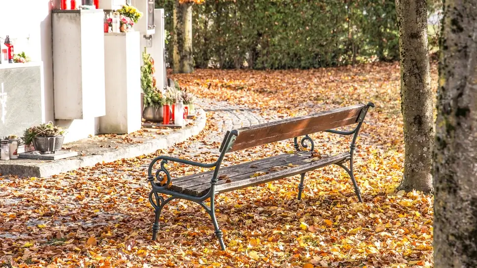 Konzept "Trauer am Grab" Bestattungsvorsorge Henstedt-Ulzburg | Bank am Columbarium