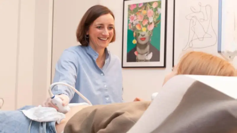 Praxis für Pränatalmedizin Münster | Dr. Iris van Deest bei einer Untersuchung Praxis für Pränatalmedizin Münster | Iris van Deest bei einer Untersuchung
