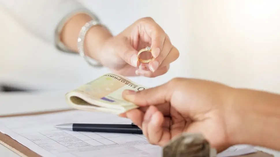 .Cash exchange, gold ring and diamond evaluation sale for woman with financial study debt. Jewellery seller, money and goldsmith deal at pawn shop for bankrupt person with loan payments. Goldankauf | Diamantring gegen Bargeld