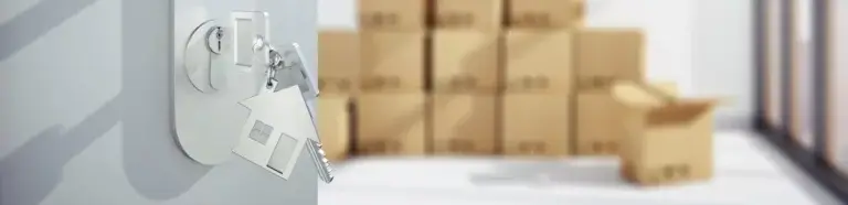 Umzüge Neustadt | Raum aufgeschlossen mit Umzugskartons im Hintergrund