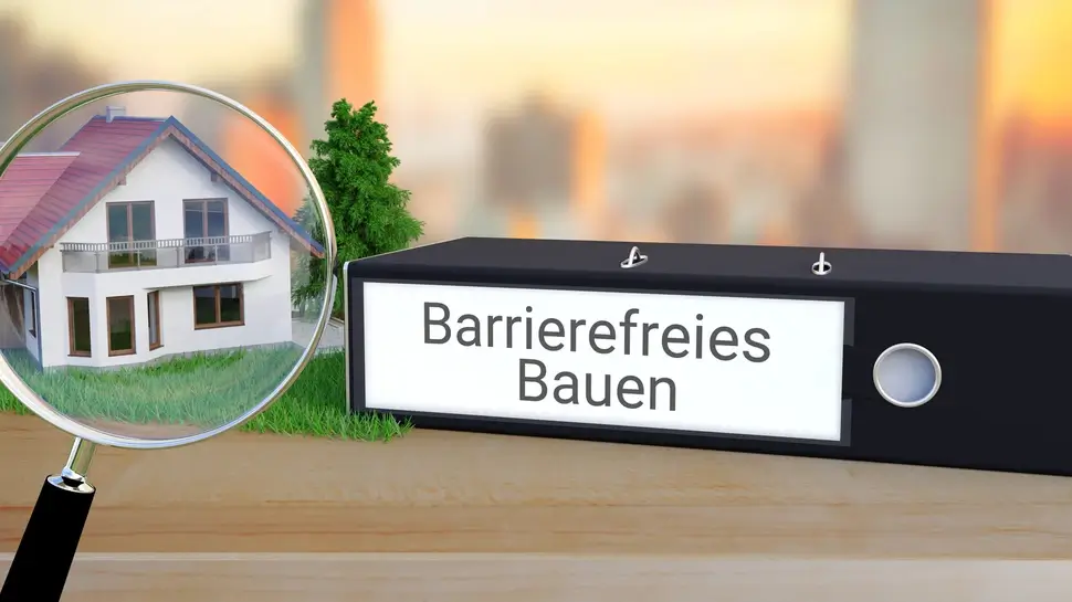 Behindertengerechte Planung eines Hauses. Ordner beschriftet mit dem Begriff Barrierefreies Bauen liegt neben einem Haus-Modell mit Lupe auf einem Schreibtisch. Skyline einer Stadt im Hintergrund. Barrierefreies Bauen Harsum
 | Ordner Barrierefreies Bauen, daneben Modell-Haus unter Lupe