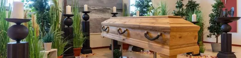 Bestatter Garding | Sarg in Trauerhalle