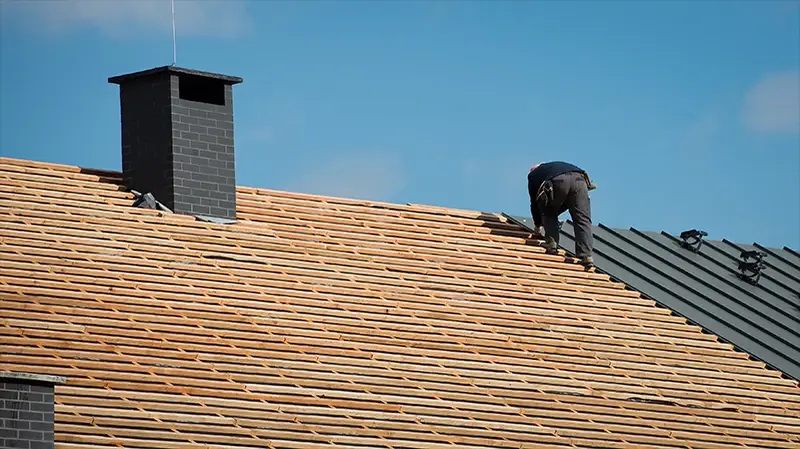 Dachsanierung Husum | Dachdecker deckt Dach