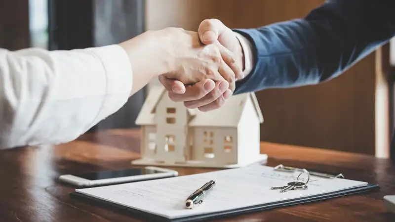 Immobilienmakler Malente | Immobilienmakler schüttelt die Hand vom Kunden Immobilienmakler Malente | Immobilienmakler schüttelt die Hand vom Kunden