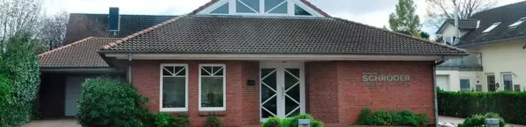 Bestatter Flintbek | Außenansicht Gebäude von Konrad Schröder Bestattungen