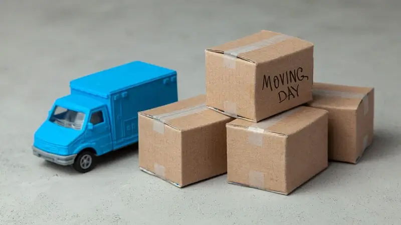 Umzugstag Bundeswehrumzug | Umzugskartons neben Modell-Transporter. Auf einem steht auf Englisch "Umzugstag"