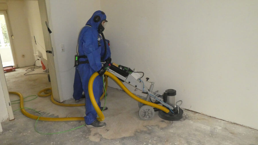 Die Fussbodentechnik & Design NRW GmbH bei einer Asbestbodensanierung